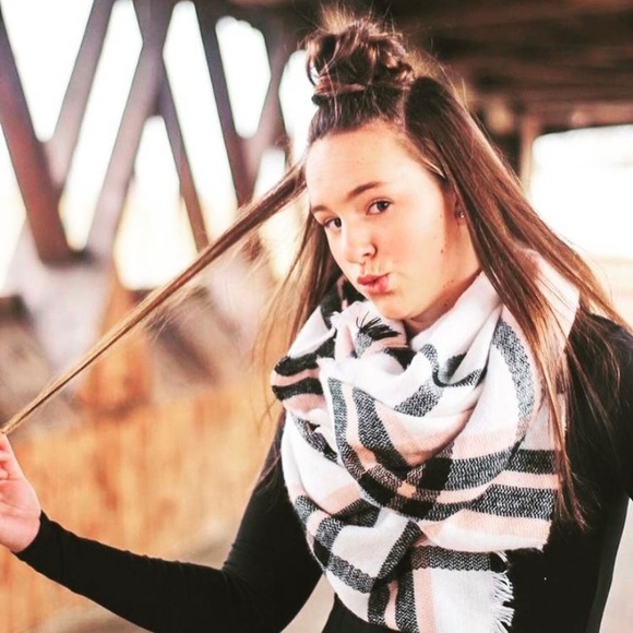 Meet your Posher, Jena - Picture 1 of 1